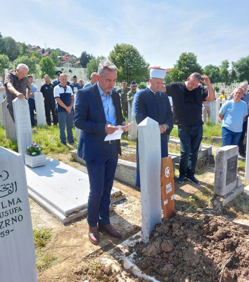Obavljena dženaza i ukop preminulog generala Salke Begića1